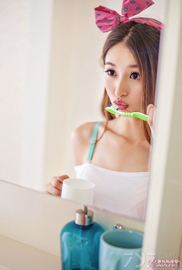 这组性感少女清晨写真图片，性感完美身姿让人看了之后无法转移视线，特别是腹部上的性感11字腹肌也是众多妹子们的羡慕嫉妒恨的对象，分享一组性感少女清晨私房写真图片，看性感俏皮美女的迷人生活照。