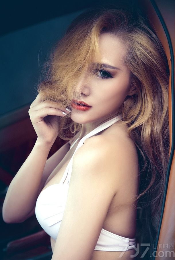 瑶族性感美女蒙丽伊是一名职业模特，曾参演过《光棍终结者》电影，还受邀《雪夜漫谈》、《今日人像》、《人像摄影》、《都市主妇》、《汽车周刊》等等节目、杂志。下面一起来看看妖艳女生蒙丽伊性感写真图片，傲慢美女车模豪放野性，你还hold得住吗？