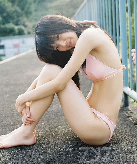 出生于1991年的日本美女逢泽莉娜因为一张精致的面孔而在网上走红，随后又拍摄了不少清新又性感的写真图片，虽然身材比较消瘦，但前凸后翘的曲线依旧令不少宅男为之疯狂，清澈的眼神号称是宅男杀手。