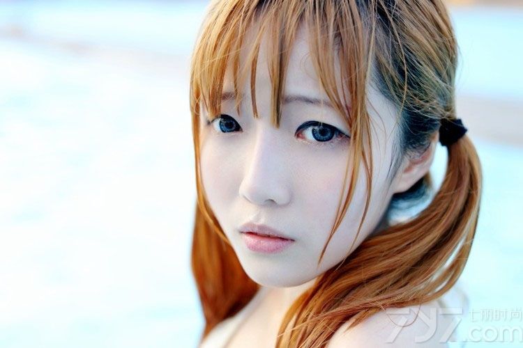 这组性感少女泳池湿身写真图片，充满了致命诱惑的性感身姿让人无法抗拒，白皙的肌肤以及丰满美胸都是诱人焦点，加上少女般的童颜更让宅男们心动不已，分享一组性感少女泳池湿身写真图片，性感巨乳成诱人致命焦点。