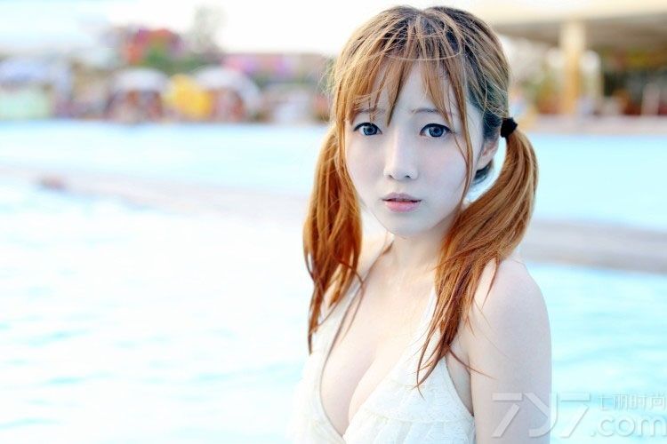 这组性感少女泳池湿身写真图片，充满了致命诱惑的性感身姿让人无法抗拒，白皙的肌肤以及丰满美胸都是诱人焦点，加上少女般的童颜更让宅男们心动不已，分享一组性感少女泳池湿身写真图片，性感巨乳成诱人致命焦点。