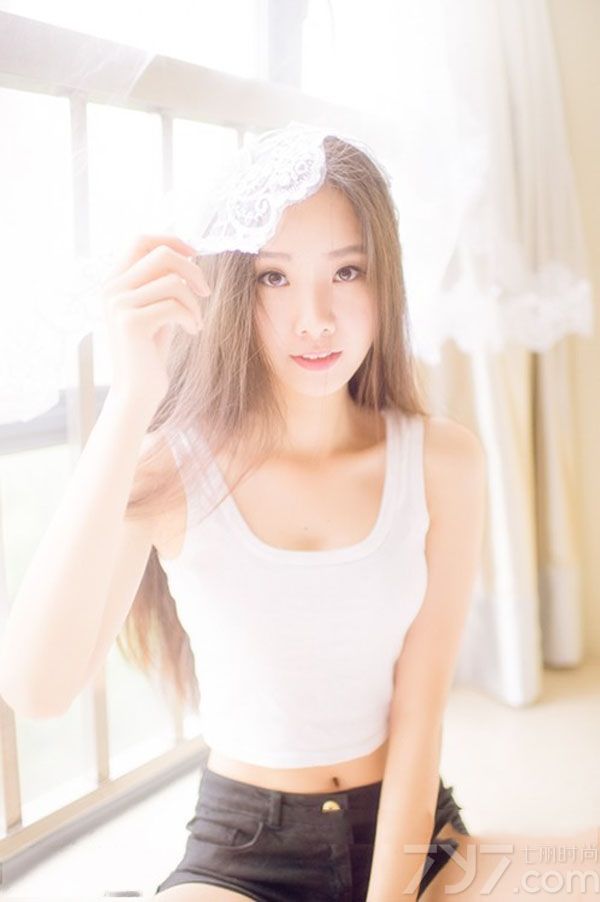 这组俏皮美女性感私房内写真图片，用略带清纯的画面展示出不一样的性感魅力，娇嫩容颜与白皙肌肤更是让宅男们怦然心动，如水般的妩媚画面太过迷人，分享一组俏皮美女性感写真图片，如水般的妩媚动人最显诱惑。