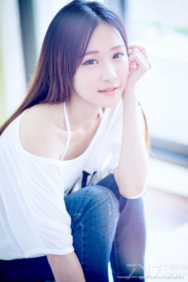 这组俏皮美女性感私房内写真图片，用略带清纯的画面展示出不一样的性感魅力，娇嫩容颜与白皙肌肤更是让宅男们怦然心动，如水般的妩媚画面太过迷人，分享一组俏皮美女性感写真图片，如水般的妩媚动人最显诱惑。