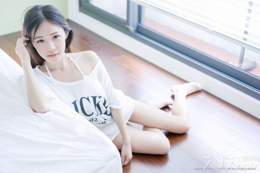 这组俏皮美女性感私房内写真图片，用略带清纯的画面展示出不一样的性感魅力，娇嫩容颜与白皙肌肤更是让宅男们怦然心动，如水般的妩媚画面太过迷人，分享一组俏皮美女性感写真图片，如水般的妩媚动人最显诱惑。