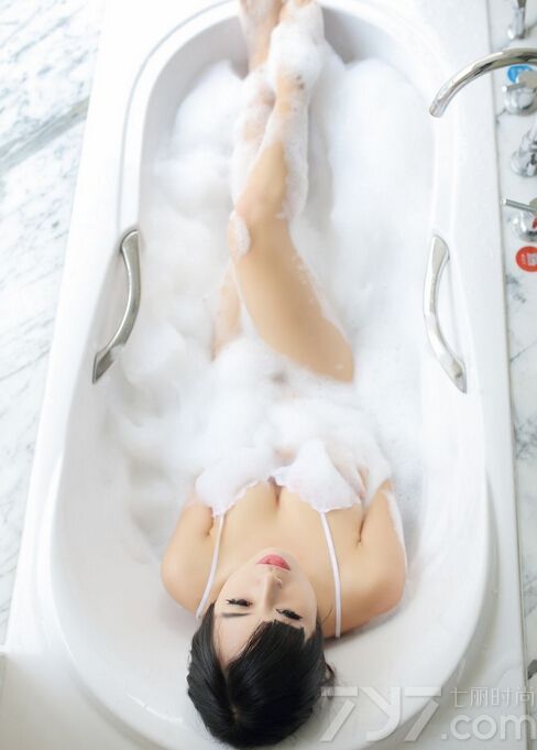 性感美女身穿颜色粉嫩的内衣，秀出傲人的上围，加上白雪般的好肌肤，令人看后遐想连篇！下面就一起来欣赏这组私人写真吧！超级的美艳动人哦，让你一见钟情。