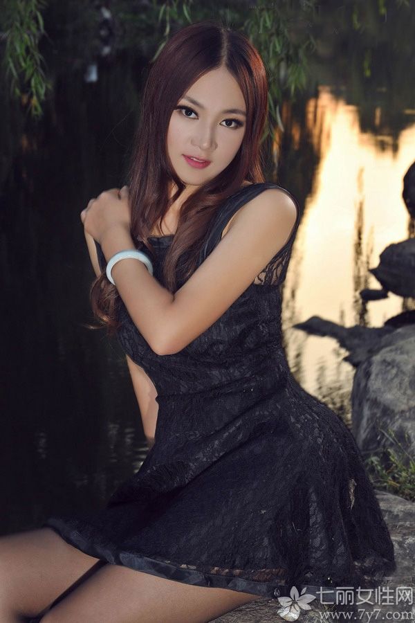 美不美看大腿，这句话说得真是一点都没错，今天为大家分享的这组性感丽柜模特美女图片，甜美的长相，匀称的身材，身穿黑色蕾丝连衣裙，搭配黑色丝袜，把修长美腿展现无疑，黑丝玉足尽显美腿诱惑。