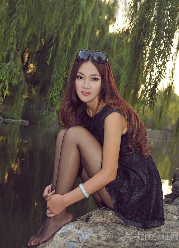 美不美看大腿，这句话说得真是一点都没错，今天为大家分享的这组性感丽柜模特美女图片，甜美的长相，匀称的身材，身穿黑色蕾丝连衣裙，搭配黑色丝袜，把修长美腿展现无疑，黑丝玉足尽显美腿诱惑。