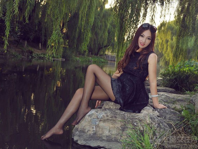 美不美看大腿，这句话说得真是一点都没错，今天为大家分享的这组性感丽柜模特美女图片，甜美的长相，匀称的身材，身穿黑色蕾丝连衣裙，搭配黑色丝袜，把修长美腿展现无疑，黑丝玉足尽显美腿诱惑。