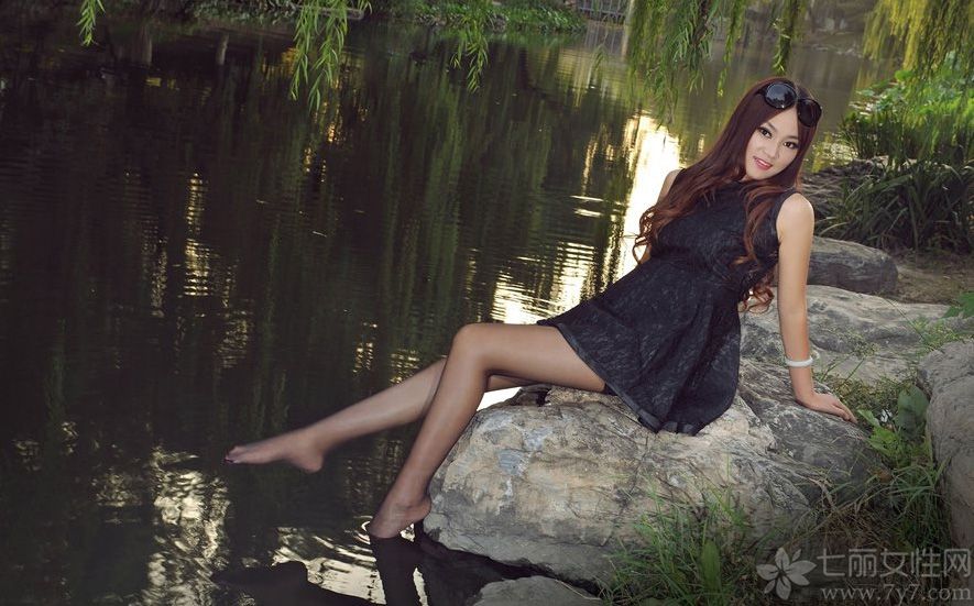 美不美看大腿，这句话说得真是一点都没错，今天为大家分享的这组性感丽柜模特美女图片，甜美的长相，匀称的身材，身穿黑色蕾丝连衣裙，搭配黑色丝袜，把修长美腿展现无疑，黑丝玉足尽显美腿诱惑。