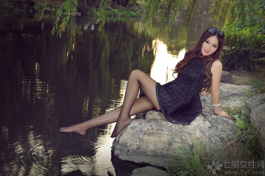 美不美看大腿，这句话说得真是一点都没错，今天为大家分享的这组性感丽柜模特美女图片，甜美的长相，匀称的身材，身穿黑色蕾丝连衣裙，搭配黑色丝袜，把修长美腿展现无疑，黑丝玉足尽显美腿诱惑。