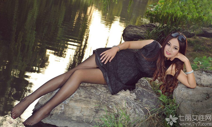 美不美看大腿，这句话说得真是一点都没错，今天为大家分享的这组性感丽柜模特美女图片，甜美的长相，匀称的身材，身穿黑色蕾丝连衣裙，搭配黑色丝袜，把修长美腿展现无疑，黑丝玉足尽显美腿诱惑。