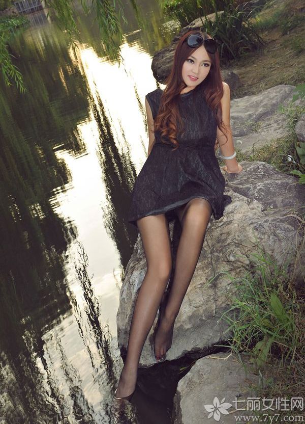 美不美看大腿，这句话说得真是一点都没错，今天为大家分享的这组性感丽柜模特美女图片，甜美的长相，匀称的身材，身穿黑色蕾丝连衣裙，搭配黑色丝袜，把修长美腿展现无疑，黑丝玉足尽显美腿诱惑。