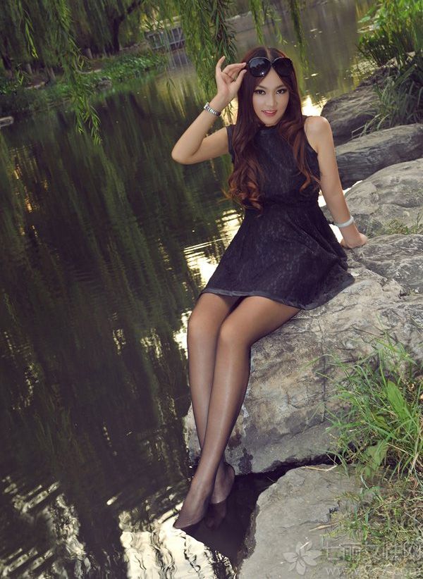 美不美看大腿，这句话说得真是一点都没错，今天为大家分享的这组性感丽柜模特美女图片，甜美的长相，匀称的身材，身穿黑色蕾丝连衣裙，搭配黑色丝袜，把修长美腿展现无疑，黑丝玉足尽显美腿诱惑。