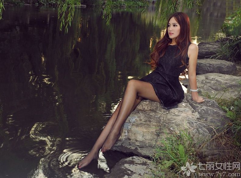 美不美看大腿，这句话说得真是一点都没错，今天为大家分享的这组性感丽柜模特美女图片，甜美的长相，匀称的身材，身穿黑色蕾丝连衣裙，搭配黑色丝袜，把修长美腿展现无疑，黑丝玉足尽显美腿诱惑。