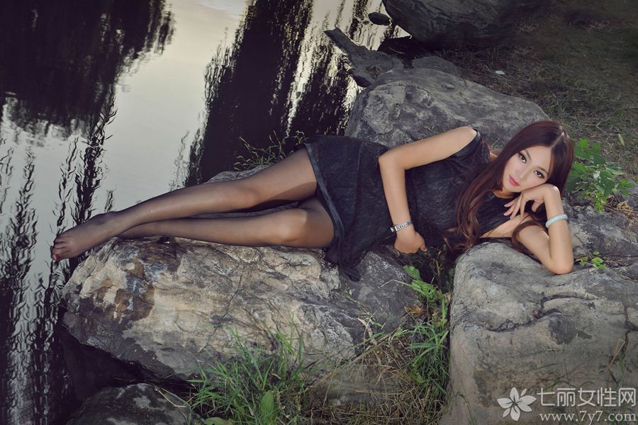 美不美看大腿，这句话说得真是一点都没错，今天为大家分享的这组性感丽柜模特美女图片，甜美的长相，匀称的身材，身穿黑色蕾丝连衣裙，搭配黑色丝袜，把修长美腿展现无疑，黑丝玉足尽显美腿诱惑。
