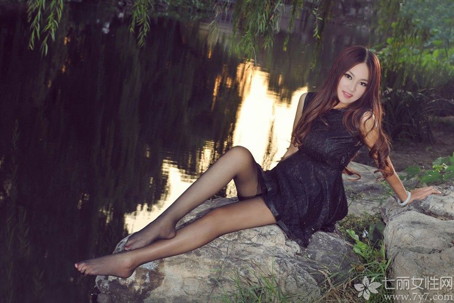 美不美看大腿，这句话说得真是一点都没错，今天为大家分享的这组性感丽柜模特美女图片，甜美的长相，匀称的身材，身穿黑色蕾丝连衣裙，搭配黑色丝袜，把修长美腿展现无疑，黑丝玉足尽显美腿诱惑。