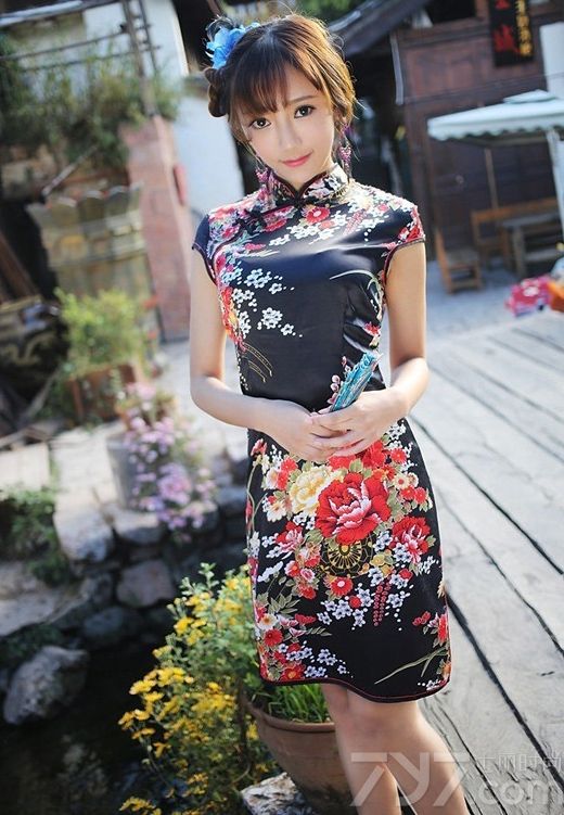 王馨瑶，新生代美女模特，因清纯的长相和性感的身材而被广泛认识，今天为大家分享她的最新丽江游气质写真，清秀的面庞，身穿印花旗袍，把凹凸有致的身材展现无疑，加配上高跟鞋，高挑性感，美艳动人。