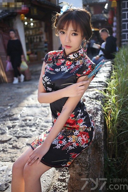 王馨瑶，新生代美女模特，因清纯的长相和性感的身材而被广泛认识，今天为大家分享她的最新丽江游气质写真，清秀的面庞，身穿印花旗袍，把凹凸有致的身材展现无疑，加配上高跟鞋，高挑性感，美艳动人。