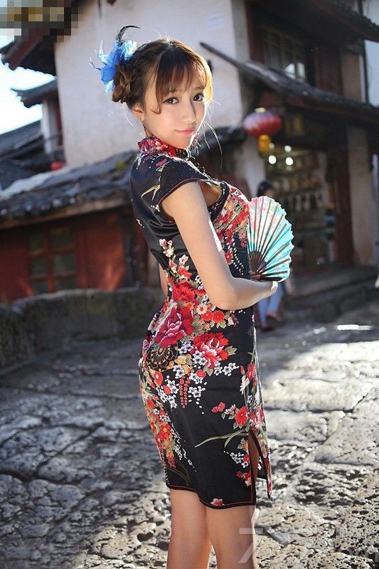 王馨瑶，新生代美女模特，因清纯的长相和性感的身材而被广泛认识，今天为大家分享她的最新丽江游气质写真，清秀的面庞，身穿印花旗袍，把凹凸有致的身材展现无疑，加配上高跟鞋，高挑性感，美艳动人。