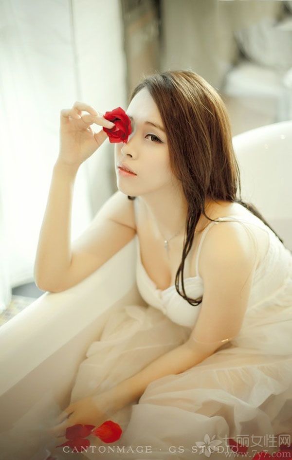 这组性感美女浴缸里的写真图片，浴缸里展示出性感湿身的画面，令人无法抗拒性感致命魅力入侵，特别是穿着白裙后又透露出一种清纯气息，性感美胸呼之欲出，分享一组浴缸里性感美女写真图片，湿身白裙展现诱人身姿魅力。