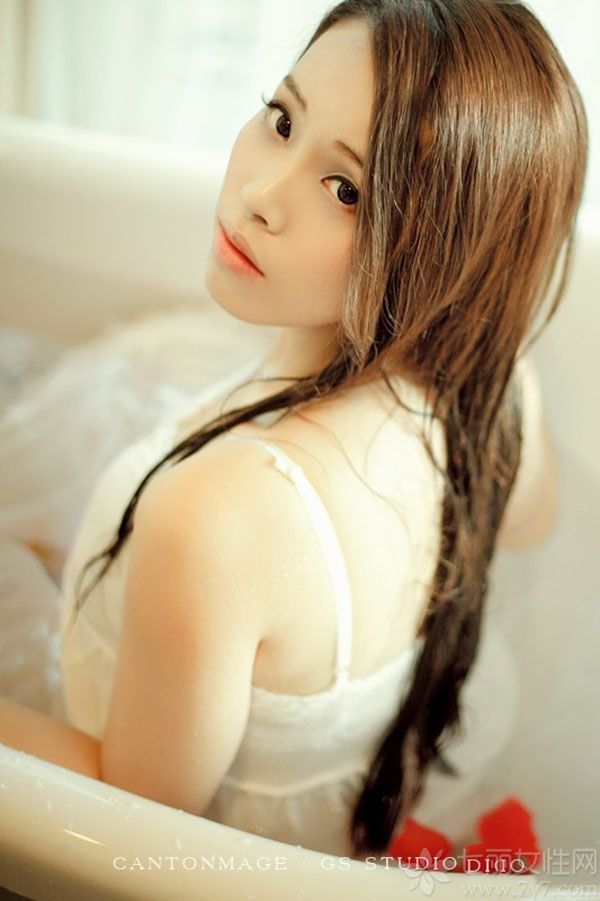 这组性感美女浴缸里的写真图片，浴缸里展示出性感湿身的画面，令人无法抗拒性感致命魅力入侵，特别是穿着白裙后又透露出一种清纯气息，性感美胸呼之欲出，分享一组浴缸里性感美女写真图片，湿身白裙展现诱人身姿魅力。