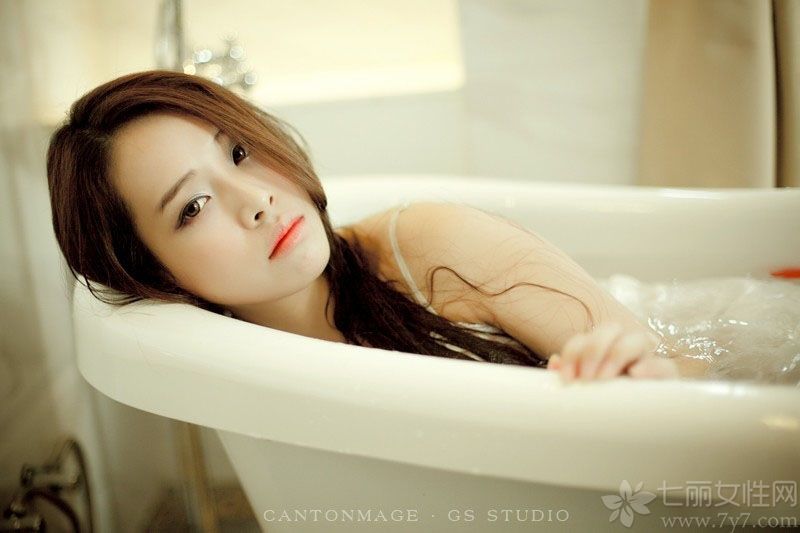 这组性感美女浴缸里的写真图片，浴缸里展示出性感湿身的画面，令人无法抗拒性感致命魅力入侵，特别是穿着白裙后又透露出一种清纯气息，性感美胸呼之欲出，分享一组浴缸里性感美女写真图片，湿身白裙展现诱人身姿魅力。