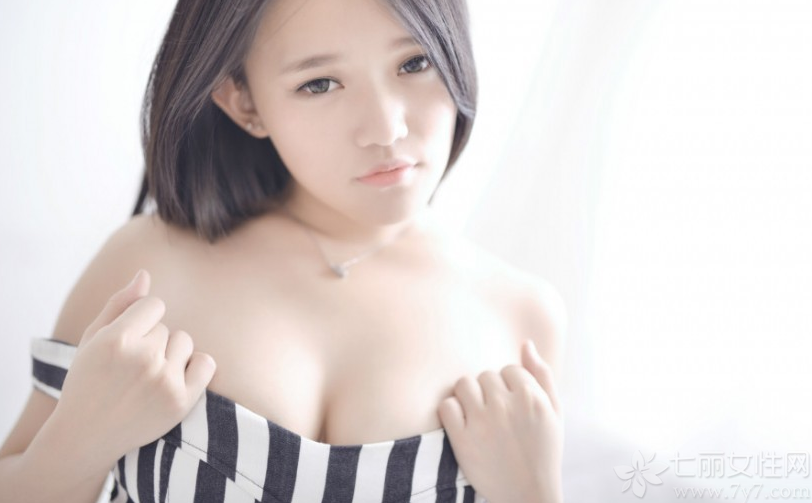 这组极品美女性感翘臀写真图片，性感完美的身姿，特别是完美的S形曲线更是让人无法转移视线，加上白皙傲人的美胸，致命魅力难以抵挡，慵懒的妩媚表情更让人怦然心动，分享一组极品美女性感翘臀写真图片，看半露白皙傲人美胸最诱人。