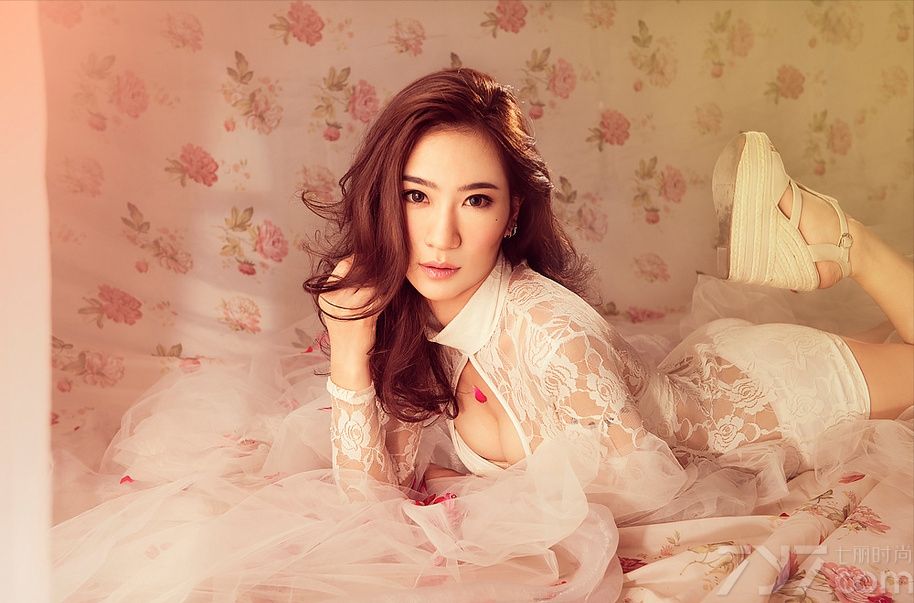 随着年龄的增长，思考的事情也越来越多，人也变得愈加空虚，在闺房中消解烦闷是MM经常做的事。身穿蕾丝透视装的她一展好身材，镂空的胸前半球显现在宅男面前，紧密的事业线果断抓人眼球，下面一起来看看闺房美女性感写真图片吧！