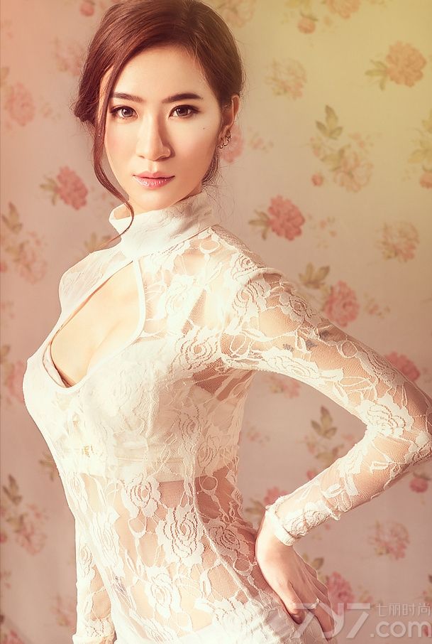 随着年龄的增长，思考的事情也越来越多，人也变得愈加空虚，在闺房中消解烦闷是MM经常做的事。身穿蕾丝透视装的她一展好身材，镂空的胸前半球显现在宅男面前，紧密的事业线果断抓人眼球，下面一起来看看闺房美女性感写真图片吧！