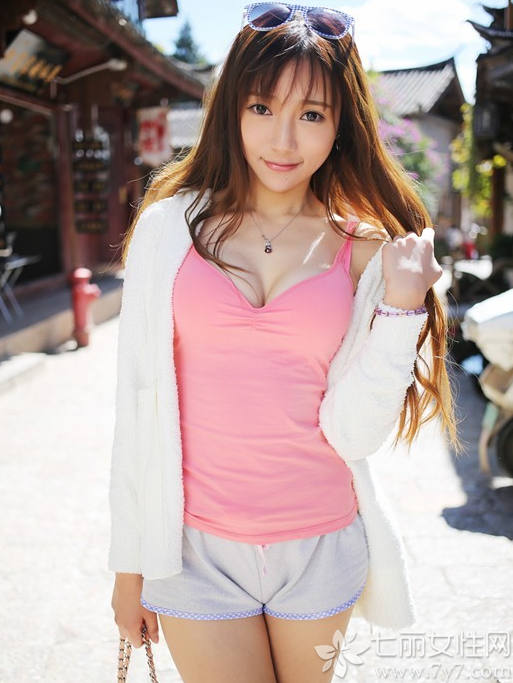 这组甜美少女性感比基尼写真图片，充满了诱惑魅力的性感身材，在穿上性感比基尼后，性感身姿显得更为诱人致命，白皙丰满美胸以及性感长腿的魅力令人无法抗拒，分享一组甜美少女性感写真图片，粉色小背心展现美胸诱惑。