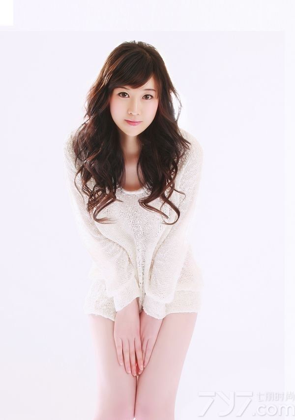 韩国的美女们总是能轻易的勾起宅男们的心菲，因为她们个个都如花似玉，并且还甜美可爱，虽然很多都是整出来的，但不得不承认，确实是很漂亮。下面就为大家分享一组韩国嫩模性感迷人写真，娇艳欲滴惹人疼爱。