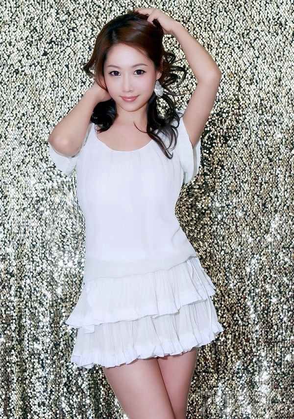 韩国的美女们总是能轻易的勾起宅男们的心菲，因为她们个个都如花似玉，并且还甜美可爱，虽然很多都是整出来的，但不得不承认，确实是很漂亮。下面就为大家分享一组韩国嫩模性感迷人写真，娇艳欲滴惹人疼爱。