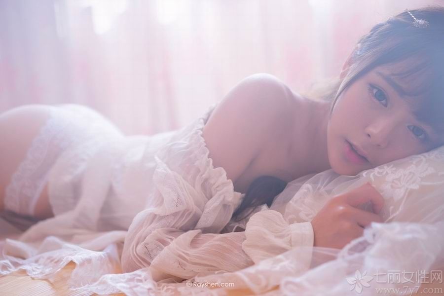 温暖的秋日阳光晒在MM的香肩上，丝滑的肌肤在光线的映衬下更加动人，性感的锁骨展现出MM娇羞的姿态，半裸的香肩让人忍不住想要咬一口。上衣在不经意间悄悄滑落，想要一看究竟的宅男们，小清新美女半裸写真图片和你们分享！