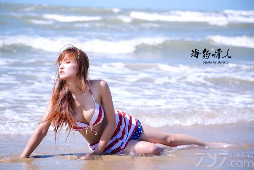 性感小美女身穿热辣劲爆的比基尼在海边拍摄了一组写真图片，天然白皙的肌肤实在是令人羡慕不已，也可以将她比喻成海的情人！遮不住的爆乳身材堪称勾魂使者！
