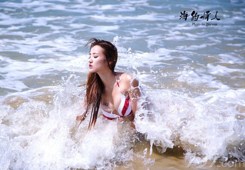 性感小美女身穿热辣劲爆的比基尼在海边拍摄了一组写真图片，天然白皙的肌肤实在是令人羡慕不已，也可以将她比喻成海的情人！遮不住的爆乳身材堪称勾魂使者！
