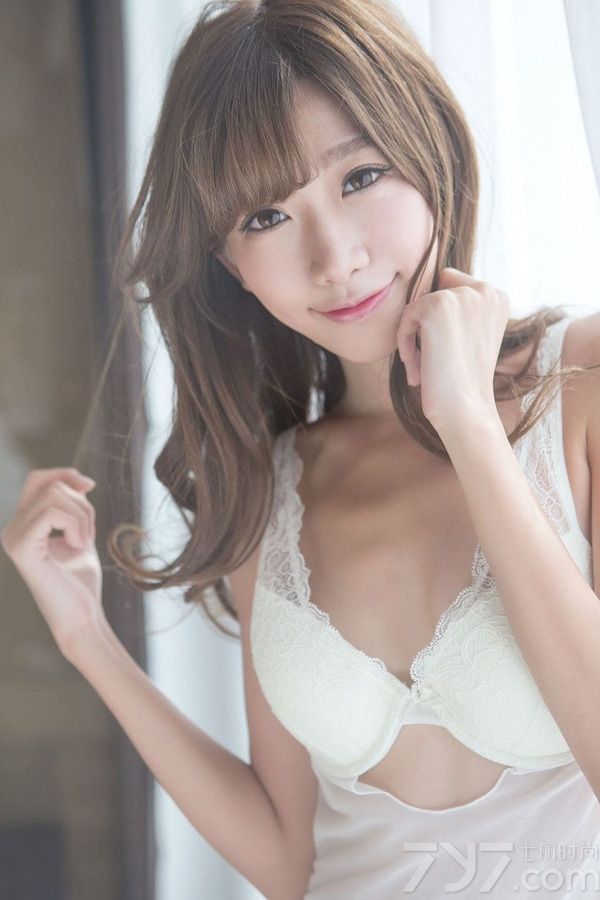 这组大眼少女性感美胸写真图片，清纯稚嫩的甜美容颜，特别是一双放电大眼瞬间被电晕，娇嫩肌肤以及穿着白色比基尼，秀出性感傲人身姿，丰满美胸以及长腿的魅力让人无法抗拒，分享一组大眼少女性感美胸写真图片，清纯与性感的双重诱惑 。