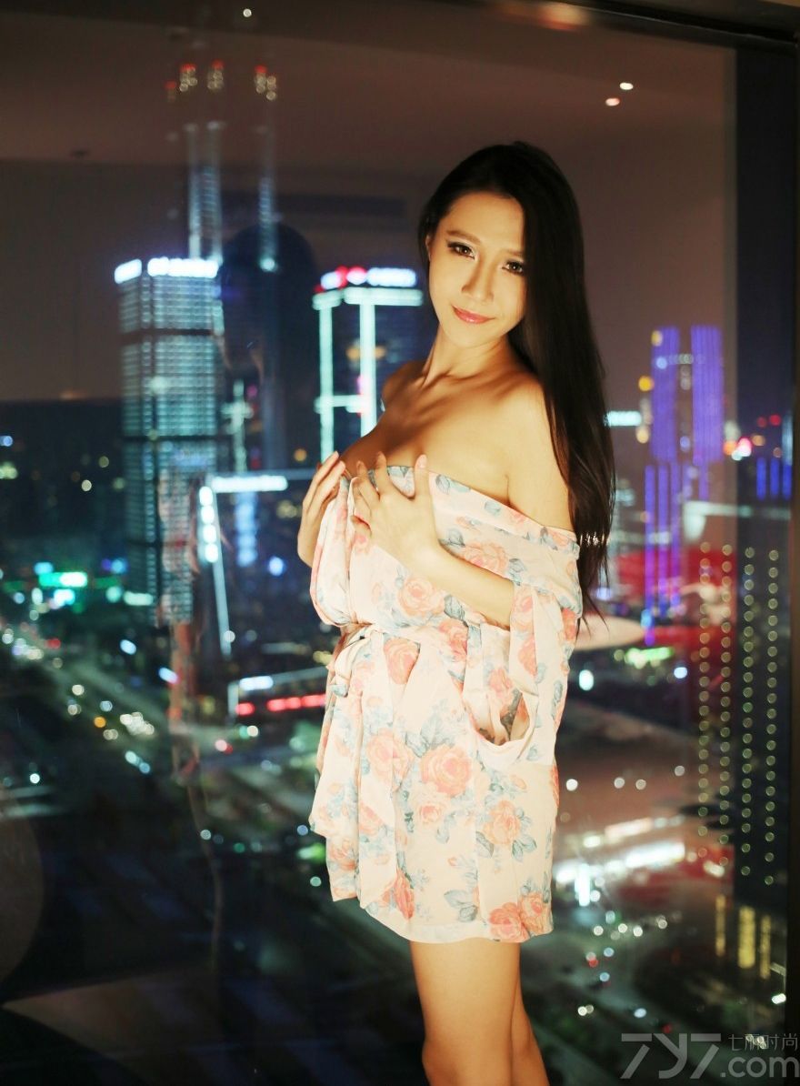 于大小姐AYU，新生代90后美女模特，因为傲人的身材被广大宅男喜欢，今天为大家分享她的最新私房照，乌黑的长发，清纯唯美，身穿各式性感情趣吊带内衣，挡不住的白皙丰胸外露，还有那修长的美腿，风情诱惑迷情万里。