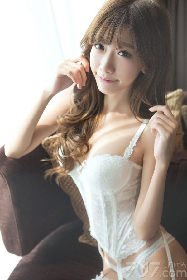 这组大眼少女性感美胸写真图片，清纯稚嫩的甜美容颜，特别是一双放电大眼瞬间被电晕，娇嫩肌肤以及穿着白色比基尼，秀出性感傲人身姿，丰满美胸以及长腿的魅力让人无法抗拒，分享一组大眼少女性感美胸写真图片，清纯与性感的双重诱惑 。