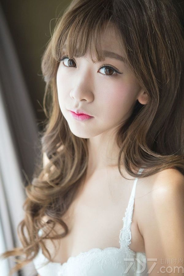 这组大眼少女性感美胸写真图片，清纯稚嫩的甜美容颜，特别是一双放电大眼瞬间被电晕，娇嫩肌肤以及穿着白色比基尼，秀出性感傲人身姿，丰满美胸以及长腿的魅力让人无法抗拒，分享一组大眼少女性感美胸写真图片，清纯与性感的双重诱惑 。