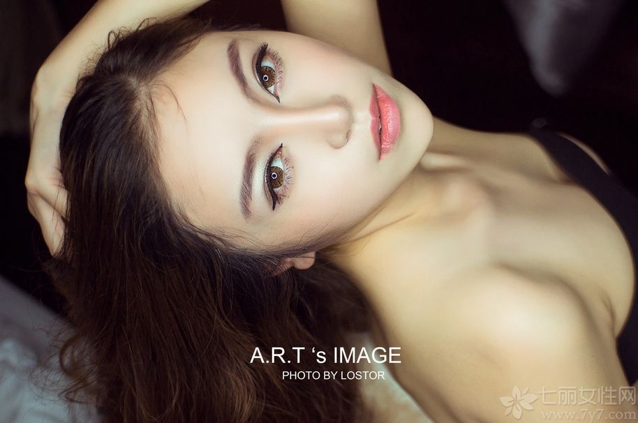 陈思琪是中俄混血美女，因为在网络上经常爆出性感美乳照片而出名，是一个靠靠性感和美艳走红的名人，背网络评为“宅男福利”发放者。下面一起来看看混血美女陈思琪不穿bra私房照，半球展现性感魅力无人能敌。