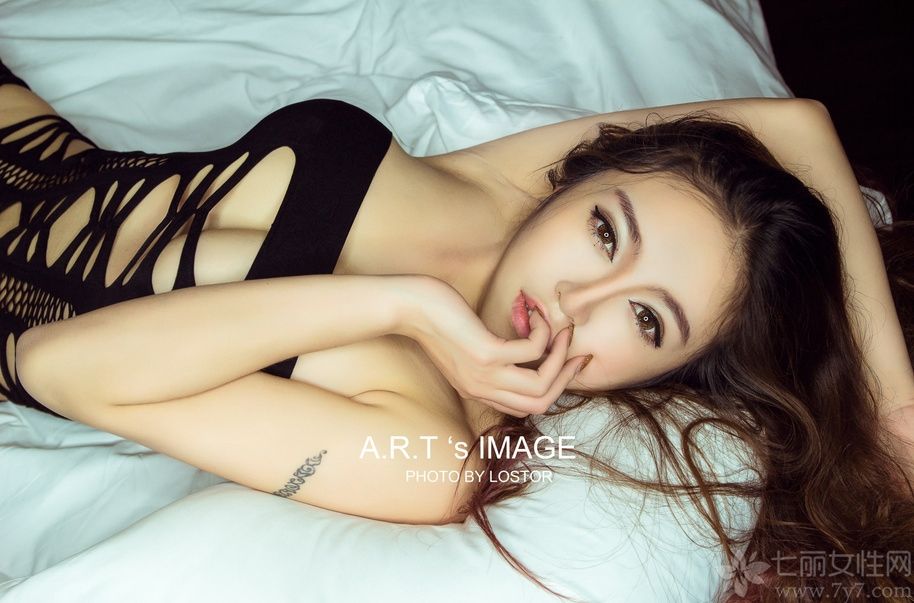 陈思琪是中俄混血美女，因为在网络上经常爆出性感美乳照片而出名，是一个靠靠性感和美艳走红的名人，背网络评为“宅男福利”发放者。下面一起来看看混血美女陈思琪不穿bra私房照，半球展现性感魅力无人能敌。