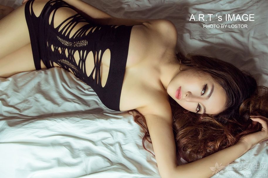 陈思琪是中俄混血美女，因为在网络上经常爆出性感美乳照片而出名，是一个靠靠性感和美艳走红的名人，背网络评为“宅男福利”发放者。下面一起来看看混血美女陈思琪不穿bra私房照，半球展现性感魅力无人能敌。