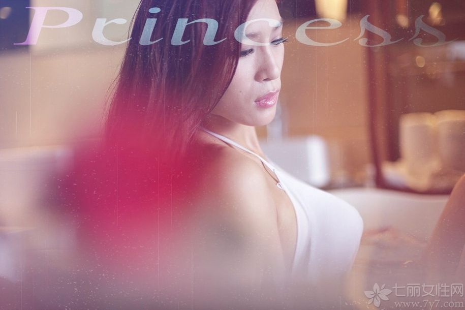 白色瓷砖围城一个浴池，清水在浴池中安静的沉睡。几片花瓣突然打破了宁静，伴随着阵阵芳香，纤细的脚尖在与清水做碰撞，轻点水面勾起了水花的玩趣。随机，一个娇媚的身躯缓缓进入浴池，与浴池亲密接触，羡煞旁人！下面一起来看看性感美女浴池湿身写真图片吧！