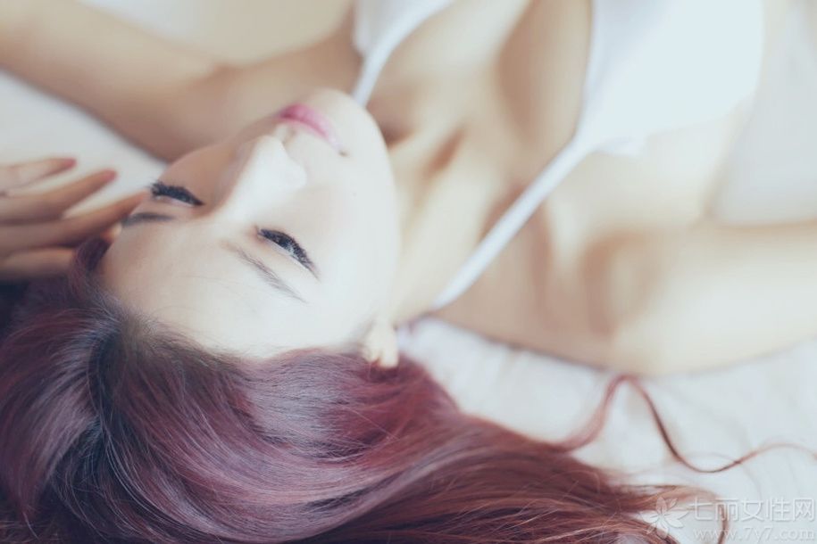 白色瓷砖围城一个浴池，清水在浴池中安静的沉睡。几片花瓣突然打破了宁静，伴随着阵阵芳香，纤细的脚尖在与清水做碰撞，轻点水面勾起了水花的玩趣。随机，一个娇媚的身躯缓缓进入浴池，与浴池亲密接触，羡煞旁人！下面一起来看看性感美女浴池湿身写真图片吧！