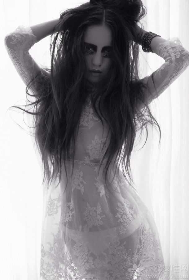 1996年中俄混血嫩模陈思琪在网络上十分出名，集性感美艳与一身的她净身高173、体重94、三围94 60 89、G cup，被称为“宅男福利”发放者。嫩模陈思琪近日拍摄了一组黑白鬼魅性感图片，邪恶美女幽灵空洞写真一起来看看吧！