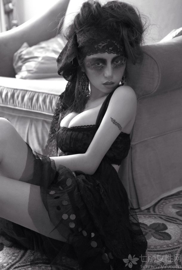 1996年中俄混血嫩模陈思琪在网络上十分出名，集性感美艳与一身的她净身高173、体重94、三围94 60 89、G cup，被称为“宅男福利”发放者。嫩模陈思琪近日拍摄了一组黑白鬼魅性感图片，邪恶美女幽灵空洞写真一起来看看吧！