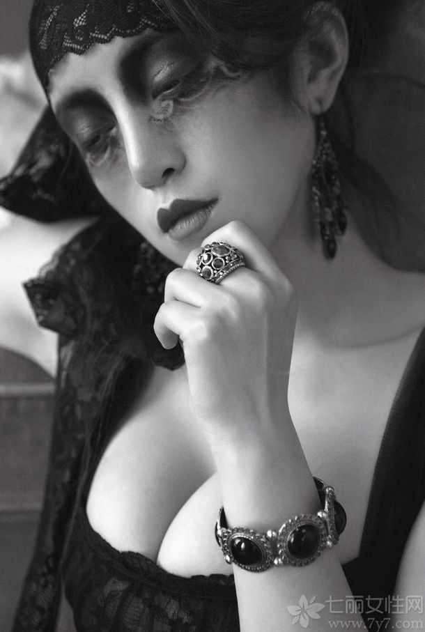 1996年中俄混血嫩模陈思琪在网络上十分出名，集性感美艳与一身的她净身高173、体重94、三围94 60 89、G cup，被称为“宅男福利”发放者。嫩模陈思琪近日拍摄了一组黑白鬼魅性感图片，邪恶美女幽灵空洞写真一起来看看吧！