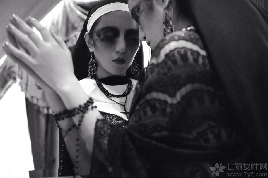 1996年中俄混血嫩模陈思琪在网络上十分出名，集性感美艳与一身的她净身高173、体重94、三围94 60 89、G cup，被称为“宅男福利”发放者。嫩模陈思琪近日拍摄了一组黑白鬼魅性感图片，邪恶美女幽灵空洞写真一起来看看吧！