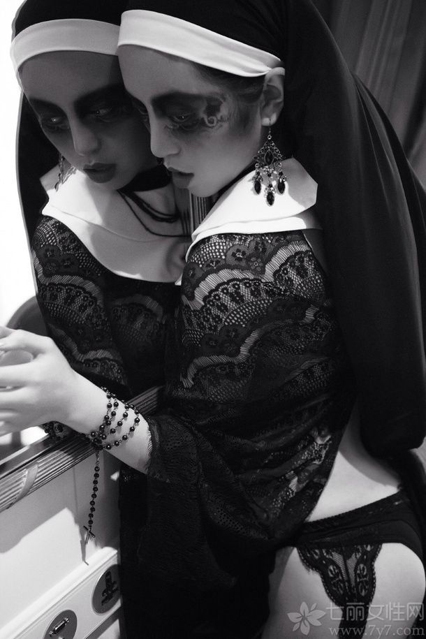 1996年中俄混血嫩模陈思琪在网络上十分出名，集性感美艳与一身的她净身高173、体重94、三围94 60 89、G cup，被称为“宅男福利”发放者。嫩模陈思琪近日拍摄了一组黑白鬼魅性感图片，邪恶美女幽灵空洞写真一起来看看吧！