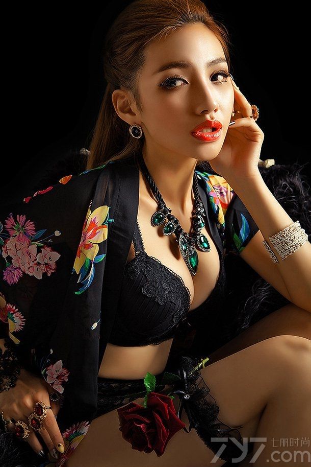 模特是目前非常流行的一个行业，当然也成为了千千万万宅男们休闲时的看点之一，看惯了各种清纯的美女们今天就来换下风格吧，这组性感模特私房写真，精致的妆容，闪亮的配饰，搭配黑色内衣，高端大气上档次，同时又不又不失性感。